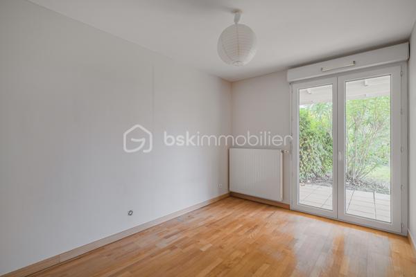 Vous cherchez le parfait équilibre entre confort, praticité et vie au vert ? Cette maison jumelée de 95 m² Carrez (105 m² au sol) idéalement située, à seulement quelques minutes de l’autoroute, pourrait bien être votre coup de cœur.

Au rez-de-chaussée, vous découvrirez une pièce de vie lumineuse donnant sur le jardin, une cuisine fonctionnelle, ainsi qu’une chambre, pratique pour un espace parental, un bureau ou une chambre d’amis.

À l’étage, l’espace nuit se compose de 3 belles chambres et d’une salle de bain.

À l’extérieur, profitez d’un jardin privatif de 216 m² ainsi que d’une terrasse couverte, idéale pour prolonger vos soirées d’été ou savourer un café au calme.

Un garage attenant complète le tout, pour un rangement optimal ou stationner votre véhicule à l’abri.

La maison est située dans une copropriété paisible et bien entretenue, proche des écoles, commerces et transports en commun — l’idéal pour une vie quotidienne agréable.

Les atouts qui font la différence :
4 chambres dont 1 au rez-de-chaussée
Jardin de belle taille avec terrasse couverte
Accès rapide à l’autoroute
Environnement calme et familial
Une opportunité rare sur le secteur de Montbonnot, à ne pas laisser filer !

Contactez-nous dès aujourd’hui pour organiser une visite et laissez-vous séduire par le charme de cette maison.