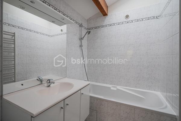 Vous cherchez le parfait équilibre entre confort, praticité et vie au vert ? Cette maison jumelée de 95 m² Carrez (105 m² au sol) idéalement située, à seulement quelques minutes de l’autoroute, pourrait bien être votre coup de cœur.

Au rez-de-chaussée, vous découvrirez une pièce de vie lumineuse donnant sur le jardin, une cuisine fonctionnelle, ainsi qu’une chambre, pratique pour un espace parental, un bureau ou une chambre d’amis.

À l’étage, l’espace nuit se compose de 3 belles chambres et d’une salle de bain.

À l’extérieur, profitez d’un jardin privatif de 216 m² ainsi que d’une terrasse couverte, idéale pour prolonger vos soirées d’été ou savourer un café au calme.

Un garage attenant complète le tout, pour un rangement optimal ou stationner votre véhicule à l’abri.

La maison est située dans une copropriété paisible et bien entretenue, proche des écoles, commerces et transports en commun — l’idéal pour une vie quotidienne agréable.

Les atouts qui font la différence :
4 chambres dont 1 au rez-de-chaussée
Jardin de belle taille avec terrasse couverte
Accès rapide à l’autoroute
Environnement calme et familial
Une opportunité rare sur le secteur de Montbonnot, à ne pas laisser filer !

Contactez-nous dès aujourd’hui pour organiser une visite et laissez-vous séduire par le charme de cette maison.