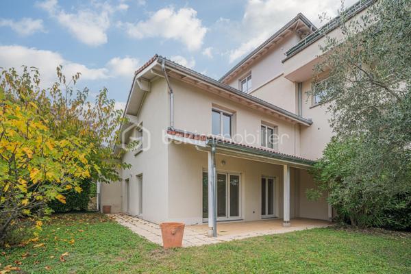 Vous cherchez le parfait équilibre entre confort, praticité et vie au vert ? Cette maison jumelée de 95 m² Carrez (105 m² au sol) idéalement située, à seulement quelques minutes de l’autoroute, pourrait bien être votre coup de cœur.

Au rez-de-chaussée, vous découvrirez une pièce de vie lumineuse donnant sur le jardin, une cuisine fonctionnelle, ainsi qu’une chambre, pratique pour un espace parental, un bureau ou une chambre d’amis.

À l’étage, l’espace nuit se compose de 3 belles chambres et d’une salle de bain.

À l’extérieur, profitez d’un jardin privatif de 216 m² ainsi que d’une terrasse couverte, idéale pour prolonger vos soirées d’été ou savourer un café au calme.

Un garage attenant complète le tout, pour un rangement optimal ou stationner votre véhicule à l’abri.

La maison est située dans une copropriété paisible et bien entretenue, proche des écoles, commerces et transports en commun — l’idéal pour une vie quotidienne agréable.

Les atouts qui font la différence :
4 chambres dont 1 au rez-de-chaussée
Jardin de belle taille avec terrasse couverte
Accès rapide à l’autoroute
Environnement calme et familial
Une opportunité rare sur le secteur de Montbonnot, à ne pas laisser filer !

Contactez-nous dès aujourd’hui pour organiser une visite et laissez-vous séduire par le charme de cette maison.
