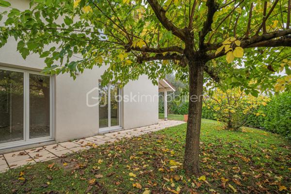 Vous cherchez le parfait équilibre entre confort, praticité et vie au vert ? Cette maison jumelée de 95 m² Carrez (105 m² au sol) idéalement située, à seulement quelques minutes de l’autoroute, pourrait bien être votre coup de cœur.

Au rez-de-chaussée, vous découvrirez une pièce de vie lumineuse donnant sur le jardin, une cuisine fonctionnelle, ainsi qu’une chambre, pratique pour un espace parental, un bureau ou une chambre d’amis.

À l’étage, l’espace nuit se compose de 3 belles chambres et d’une salle de bain.

À l’extérieur, profitez d’un jardin privatif de 216 m² ainsi que d’une terrasse couverte, idéale pour prolonger vos soirées d’été ou savourer un café au calme.

Un garage attenant complète le tout, pour un rangement optimal ou stationner votre véhicule à l’abri.

La maison est située dans une copropriété paisible et bien entretenue, proche des écoles, commerces et transports en commun — l’idéal pour une vie quotidienne agréable.

Les atouts qui font la différence :
4 chambres dont 1 au rez-de-chaussée
Jardin de belle taille avec terrasse couverte
Accès rapide à l’autoroute
Environnement calme et familial
Une opportunité rare sur le secteur de Montbonnot, à ne pas laisser filer !

Contactez-nous dès aujourd’hui pour organiser une visite et laissez-vous séduire par le charme de cette maison.
