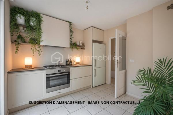 Vous cherchez le parfait équilibre entre confort, praticité et vie au vert ? Cette maison jumelée de 95 m² Carrez (105 m² au sol) idéalement située, à seulement quelques minutes de l’autoroute, pourrait bien être votre coup de cœur.

Au rez-de-chaussée, vous découvrirez une pièce de vie lumineuse donnant sur le jardin, une cuisine fonctionnelle, ainsi qu’une chambre, pratique pour un espace parental, un bureau ou une chambre d’amis.

À l’étage, l’espace nuit se compose de 3 belles chambres et d’une salle de bain.

À l’extérieur, profitez d’un jardin privatif de 216 m² ainsi que d’une terrasse couverte, idéale pour prolonger vos soirées d’été ou savourer un café au calme.

Un garage attenant complète le tout, pour un rangement optimal ou stationner votre véhicule à l’abri.

La maison est située dans une copropriété paisible et bien entretenue, proche des écoles, commerces et transports en commun — l’idéal pour une vie quotidienne agréable.

Les atouts qui font la différence :
4 chambres dont 1 au rez-de-chaussée
Jardin de belle taille avec terrasse couverte
Accès rapide à l’autoroute
Environnement calme et familial
Une opportunité rare sur le secteur de Montbonnot, à ne pas laisser filer !

Contactez-nous dès aujourd’hui pour organiser une visite et laissez-vous séduire par le charme de cette maison.