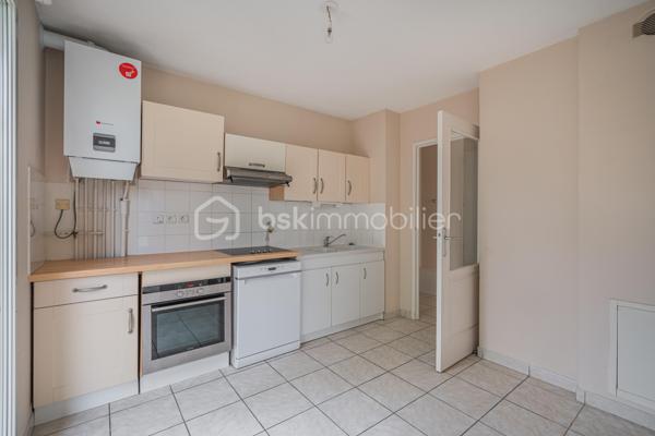 Vous cherchez le parfait équilibre entre confort, praticité et vie au vert ? Cette maison jumelée de 95 m² Carrez (105 m² au sol) idéalement située, à seulement quelques minutes de l’autoroute, pourrait bien être votre coup de cœur.

Au rez-de-chaussée, vous découvrirez une pièce de vie lumineuse donnant sur le jardin, une cuisine fonctionnelle, ainsi qu’une chambre, pratique pour un espace parental, un bureau ou une chambre d’amis.

À l’étage, l’espace nuit se compose de 3 belles chambres et d’une salle de bain.

À l’extérieur, profitez d’un jardin privatif de 216 m² ainsi que d’une terrasse couverte, idéale pour prolonger vos soirées d’été ou savourer un café au calme.

Un garage attenant complète le tout, pour un rangement optimal ou stationner votre véhicule à l’abri.

La maison est située dans une copropriété paisible et bien entretenue, proche des écoles, commerces et transports en commun — l’idéal pour une vie quotidienne agréable.

Les atouts qui font la différence :
4 chambres dont 1 au rez-de-chaussée
Jardin de belle taille avec terrasse couverte
Accès rapide à l’autoroute
Environnement calme et familial
Une opportunité rare sur le secteur de Montbonnot, à ne pas laisser filer !

Contactez-nous dès aujourd’hui pour organiser une visite et laissez-vous séduire par le charme de cette maison.