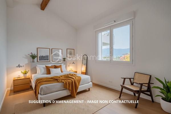 Vous cherchez le parfait équilibre entre confort, praticité et vie au vert ? Cette maison jumelée de 95 m² Carrez (105 m² au sol) idéalement située, à seulement quelques minutes de l’autoroute, pourrait bien être votre coup de cœur.

Au rez-de-chaussée, vous découvrirez une pièce de vie lumineuse donnant sur le jardin, une cuisine fonctionnelle, ainsi qu’une chambre, pratique pour un espace parental, un bureau ou une chambre d’amis.

À l’étage, l’espace nuit se compose de 3 belles chambres et d’une salle de bain.

À l’extérieur, profitez d’un jardin privatif de 216 m² ainsi que d’une terrasse couverte, idéale pour prolonger vos soirées d’été ou savourer un café au calme.

Un garage attenant complète le tout, pour un rangement optimal ou stationner votre véhicule à l’abri.

La maison est située dans une copropriété paisible et bien entretenue, proche des écoles, commerces et transports en commun — l’idéal pour une vie quotidienne agréable.

Les atouts qui font la différence :
4 chambres dont 1 au rez-de-chaussée
Jardin de belle taille avec terrasse couverte
Accès rapide à l’autoroute
Environnement calme et familial
Une opportunité rare sur le secteur de Montbonnot, à ne pas laisser filer !

Contactez-nous dès aujourd’hui pour organiser une visite et laissez-vous séduire par le charme de cette maison.