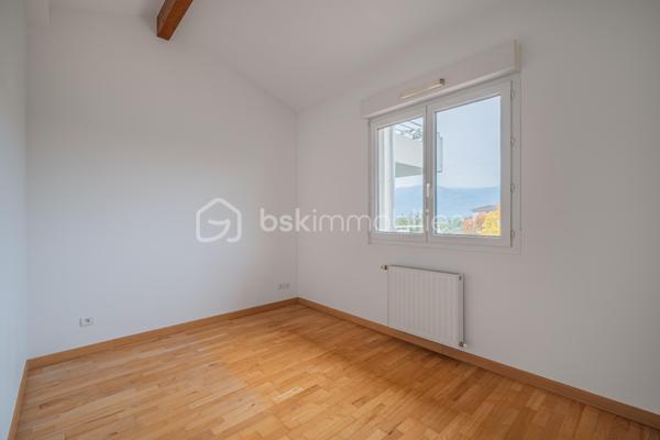 Vous cherchez le parfait équilibre entre confort, praticité et vie au vert ? Cette maison jumelée de 95 m² Carrez (105 m² au sol) idéalement située, à seulement quelques minutes de l’autoroute, pourrait bien être votre coup de cœur.

Au rez-de-chaussée, vous découvrirez une pièce de vie lumineuse donnant sur le jardin, une cuisine fonctionnelle, ainsi qu’une chambre, pratique pour un espace parental, un bureau ou une chambre d’amis.

À l’étage, l’espace nuit se compose de 3 belles chambres et d’une salle de bain.

À l’extérieur, profitez d’un jardin privatif de 216 m² ainsi que d’une terrasse couverte, idéale pour prolonger vos soirées d’été ou savourer un café au calme.

Un garage attenant complète le tout, pour un rangement optimal ou stationner votre véhicule à l’abri.

La maison est située dans une copropriété paisible et bien entretenue, proche des écoles, commerces et transports en commun — l’idéal pour une vie quotidienne agréable.

Les atouts qui font la différence :
4 chambres dont 1 au rez-de-chaussée
Jardin de belle taille avec terrasse couverte
Accès rapide à l’autoroute
Environnement calme et familial
Une opportunité rare sur le secteur de Montbonnot, à ne pas laisser filer !

Contactez-nous dès aujourd’hui pour organiser une visite et laissez-vous séduire par le charme de cette maison.