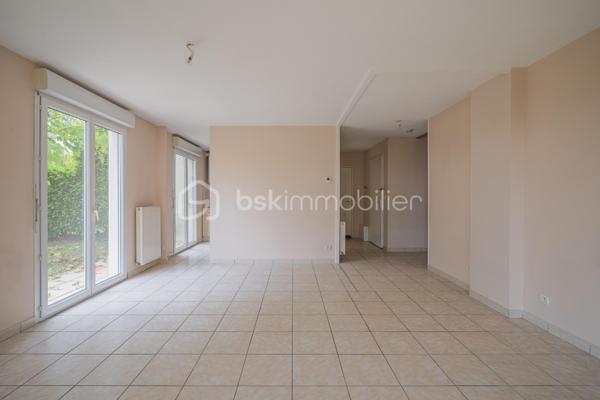 Vous cherchez le parfait équilibre entre confort, praticité et vie au vert ? Cette maison jumelée de 95 m² Carrez (105 m² au sol) idéalement située, à seulement quelques minutes de l’autoroute, pourrait bien être votre coup de cœur.

Au rez-de-chaussée, vous découvrirez une pièce de vie lumineuse donnant sur le jardin, une cuisine fonctionnelle, ainsi qu’une chambre, pratique pour un espace parental, un bureau ou une chambre d’amis.

À l’étage, l’espace nuit se compose de 3 belles chambres et d’une salle de bain.

À l’extérieur, profitez d’un jardin privatif de 216 m² ainsi que d’une terrasse couverte, idéale pour prolonger vos soirées d’été ou savourer un café au calme.

Un garage attenant complète le tout, pour un rangement optimal ou stationner votre véhicule à l’abri.

La maison est située dans une copropriété paisible et bien entretenue, proche des écoles, commerces et transports en commun — l’idéal pour une vie quotidienne agréable.

Les atouts qui font la différence :
4 chambres dont 1 au rez-de-chaussée
Jardin de belle taille avec terrasse couverte
Accès rapide à l’autoroute
Environnement calme et familial
Une opportunité rare sur le secteur de Montbonnot, à ne pas laisser filer !

Contactez-nous dès aujourd’hui pour organiser une visite et laissez-vous séduire par le charme de cette maison.