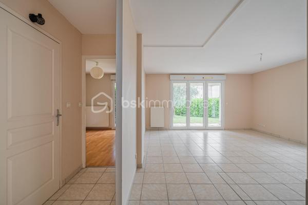 Vous cherchez le parfait équilibre entre confort, praticité et vie au vert ? Cette maison jumelée de 95 m² Carrez (105 m² au sol) idéalement située, à seulement quelques minutes de l’autoroute, pourrait bien être votre coup de cœur.

Au rez-de-chaussée, vous découvrirez une pièce de vie lumineuse donnant sur le jardin, une cuisine fonctionnelle, ainsi qu’une chambre, pratique pour un espace parental, un bureau ou une chambre d’amis.

À l’étage, l’espace nuit se compose de 3 belles chambres et d’une salle de bain.

À l’extérieur, profitez d’un jardin privatif de 216 m² ainsi que d’une terrasse couverte, idéale pour prolonger vos soirées d’été ou savourer un café au calme.

Un garage attenant complète le tout, pour un rangement optimal ou stationner votre véhicule à l’abri.

La maison est située dans une copropriété paisible et bien entretenue, proche des écoles, commerces et transports en commun — l’idéal pour une vie quotidienne agréable.

Les atouts qui font la différence :
4 chambres dont 1 au rez-de-chaussée
Jardin de belle taille avec terrasse couverte
Accès rapide à l’autoroute
Environnement calme et familial
Une opportunité rare sur le secteur de Montbonnot, à ne pas laisser filer !

Contactez-nous dès aujourd’hui pour organiser une visite et laissez-vous séduire par le charme de cette maison.