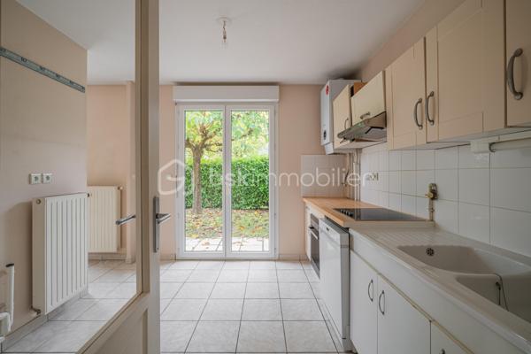 Vous cherchez le parfait équilibre entre confort, praticité et vie au vert ? Cette maison jumelée de 95 m² Carrez (105 m² au sol) idéalement située, à seulement quelques minutes de l’autoroute, pourrait bien être votre coup de cœur.

Au rez-de-chaussée, vous découvrirez une pièce de vie lumineuse donnant sur le jardin, une cuisine fonctionnelle, ainsi qu’une chambre, pratique pour un espace parental, un bureau ou une chambre d’amis.

À l’étage, l’espace nuit se compose de 3 belles chambres et d’une salle de bain.

À l’extérieur, profitez d’un jardin privatif de 216 m² ainsi que d’une terrasse couverte, idéale pour prolonger vos soirées d’été ou savourer un café au calme.

Un garage attenant complète le tout, pour un rangement optimal ou stationner votre véhicule à l’abri.

La maison est située dans une copropriété paisible et bien entretenue, proche des écoles, commerces et transports en commun — l’idéal pour une vie quotidienne agréable.

Les atouts qui font la différence :
4 chambres dont 1 au rez-de-chaussée
Jardin de belle taille avec terrasse couverte
Accès rapide à l’autoroute
Environnement calme et familial
Une opportunité rare sur le secteur de Montbonnot, à ne pas laisser filer !

Contactez-nous dès aujourd’hui pour organiser une visite et laissez-vous séduire par le charme de cette maison.