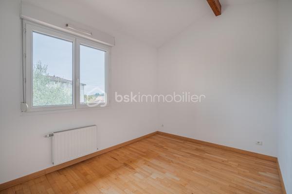 Vous cherchez le parfait équilibre entre confort, praticité et vie au vert ? Cette maison jumelée de 95 m² Carrez (105 m² au sol) idéalement située, à seulement quelques minutes de l’autoroute, pourrait bien être votre coup de cœur.

Au rez-de-chaussée, vous découvrirez une pièce de vie lumineuse donnant sur le jardin, une cuisine fonctionnelle, ainsi qu’une chambre, pratique pour un espace parental, un bureau ou une chambre d’amis.

À l’étage, l’espace nuit se compose de 3 belles chambres et d’une salle de bain.

À l’extérieur, profitez d’un jardin privatif de 216 m² ainsi que d’une terrasse couverte, idéale pour prolonger vos soirées d’été ou savourer un café au calme.

Un garage attenant complète le tout, pour un rangement optimal ou stationner votre véhicule à l’abri.

La maison est située dans une copropriété paisible et bien entretenue, proche des écoles, commerces et transports en commun — l’idéal pour une vie quotidienne agréable.

Les atouts qui font la différence :
4 chambres dont 1 au rez-de-chaussée
Jardin de belle taille avec terrasse couverte
Accès rapide à l’autoroute
Environnement calme et familial
Une opportunité rare sur le secteur de Montbonnot, à ne pas laisser filer !

Contactez-nous dès aujourd’hui pour organiser une visite et laissez-vous séduire par le charme de cette maison.