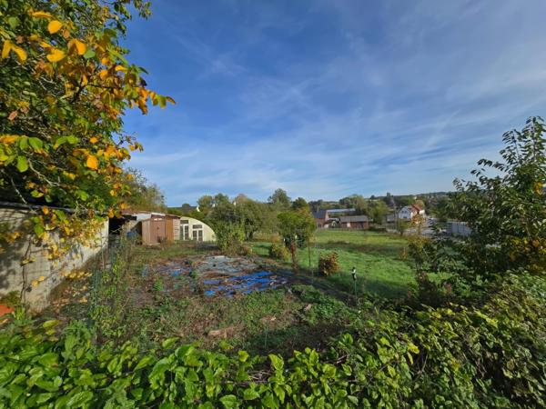 HIRSON (02) - 🏡 Vente maison individuelle, semi-plain-pied, avec garage 🚗 et plus de 24 ares de terrain ☘️