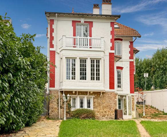 Maison
         8 pièces
        - 160 m² 890 000 €*