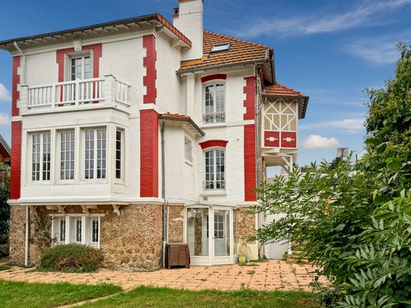 Maison
         8 pièces
        - 160 m² 890 000 €*