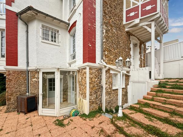 Maison
         8 pièces
        - 160 m² 890 000 €*