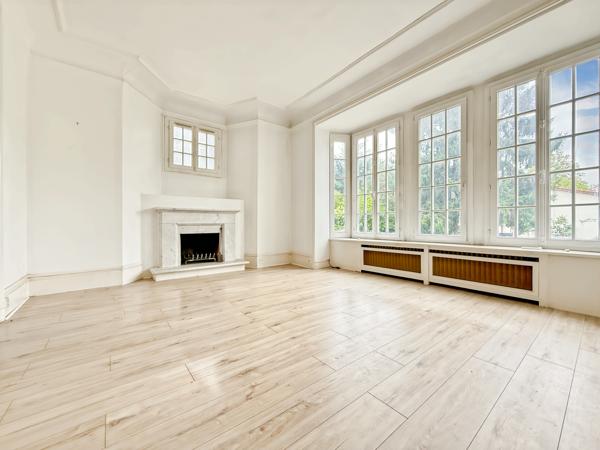 Maison
         8 pièces
        - 160 m² 890 000 €*