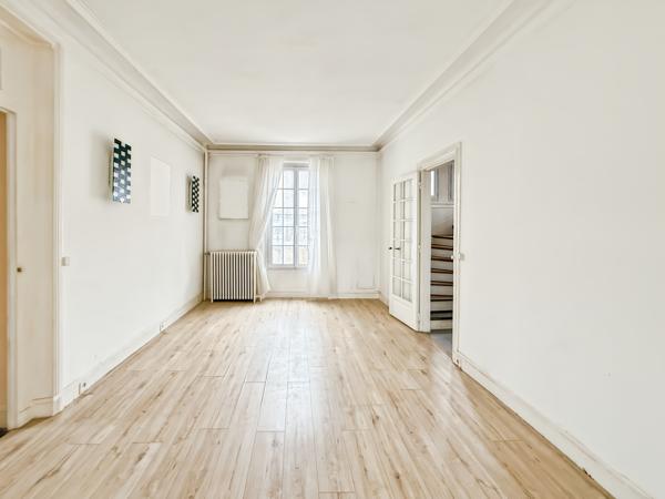 Maison
         8 pièces
        - 160 m² 890 000 €*
