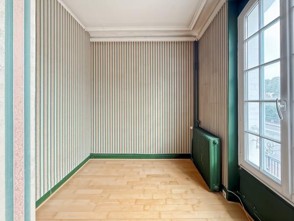 Maison
         8 pièces
        - 160 m² 890 000 €*