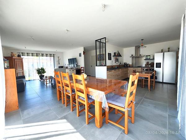 Maison 100 m² avec 2 chambres , 2 garages, grand carport et jardin