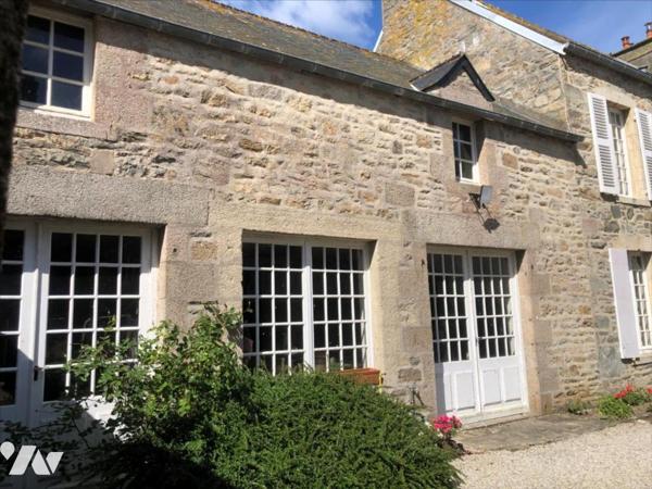 ENSEMBLE IMMOBILIER AU COEUR DU VILLAGE