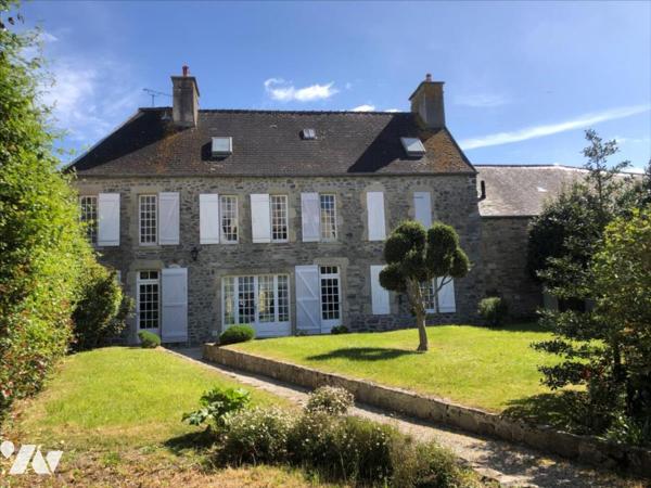 ENSEMBLE IMMOBILIER AU COEUR DU VILLAGE