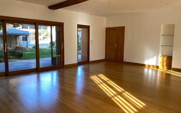 Maison à vendre    7 pièces • 267 m2 Bourg-en-Bresse