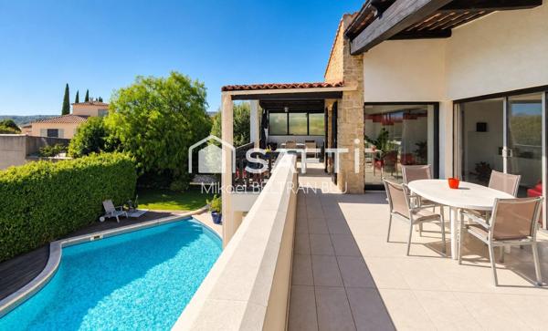 POUSSAN – Villa d’architecte de caractère, volumes remarquables et piscine XXL