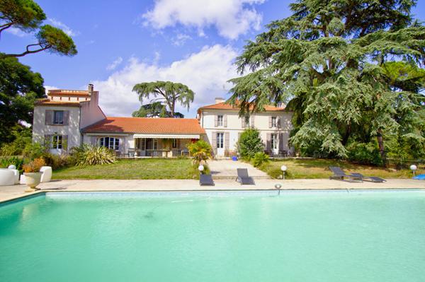 LAYRAC proche AGEN - Propriété de caractère en pierres avec 7 chambres, piscine, dépendance situé sur les côteaux aux portes d'AGEN.
