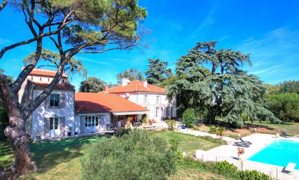LAYRAC proche AGEN - Propriété de caractère en pierres avec 7 chambres, piscine, dépendance situé sur les côteaux aux portes d'AGEN.