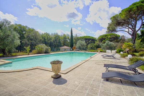 LAYRAC proche AGEN - Propriété de caractère en pierres avec 7 chambres, piscine, dépendance situé sur les côteaux aux portes d'AGEN.