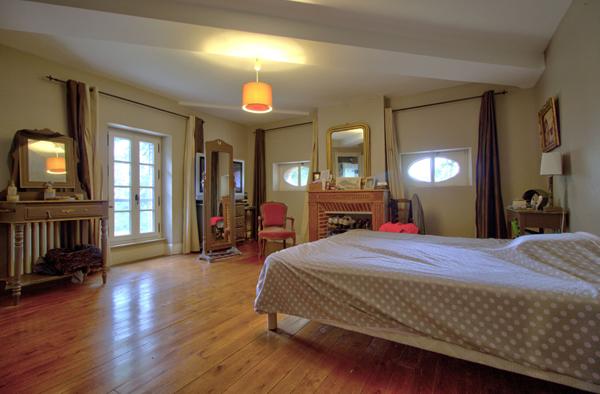 LAYRAC proche AGEN - Propriété de caractère en pierres avec 7 chambres, piscine, dépendance situé sur les côteaux aux portes d'AGEN.