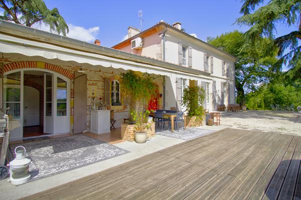 LAYRAC proche AGEN - Propriété de caractère en pierres avec 7 chambres, piscine, dépendance situé sur les côteaux aux portes d'AGEN.