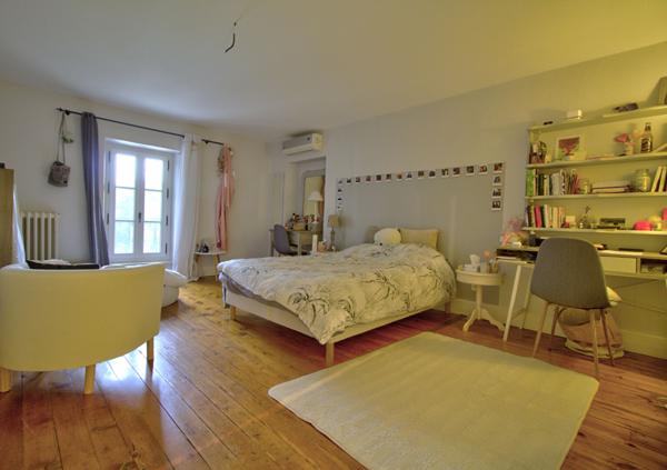 LAYRAC proche AGEN - Propriété de caractère en pierres avec 7 chambres, piscine, dépendance situé sur les côteaux aux portes d'AGEN.