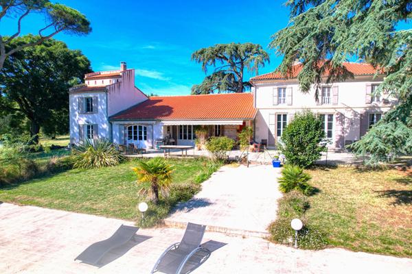 LAYRAC proche AGEN - Propriété de caractère en pierres avec 7 chambres, piscine, dépendance situé sur les côteaux aux portes d'AGEN.