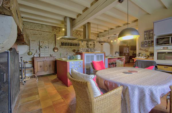 LAYRAC proche AGEN - Propriété de caractère en pierres avec 7 chambres, piscine, dépendance situé sur les côteaux aux portes d'AGEN.