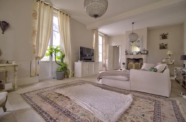 LAYRAC proche AGEN - Propriété de caractère en pierres avec 7 chambres, piscine, dépendance situé sur les côteaux aux portes d'AGEN.