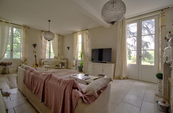 LAYRAC proche AGEN - Propriété de caractère en pierres avec 7 chambres, piscine, dépendance situé sur les côteaux aux portes d'AGEN.
