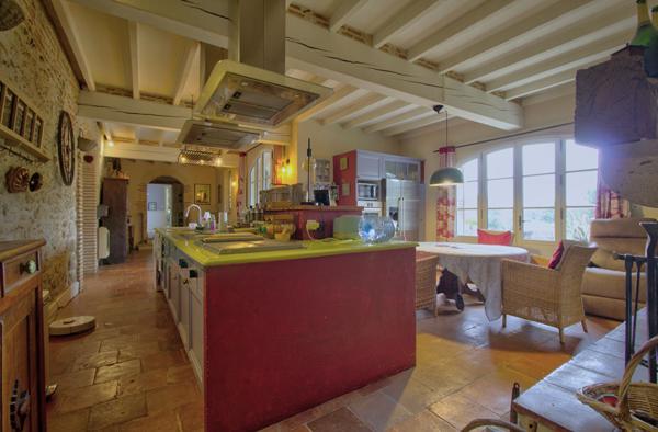 LAYRAC proche AGEN - Propriété de caractère en pierres avec 7 chambres, piscine, dépendance situé sur les côteaux aux portes d'AGEN.