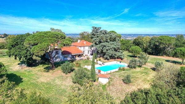 LAYRAC proche AGEN - Propriété de caractère en pierres avec 7 chambres, piscine, dépendance situé sur les côteaux aux portes d'AGEN.