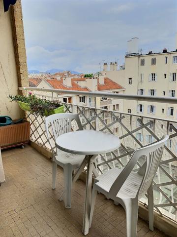 A louer un appartement de type 4 meublé à Marseille 13004 Quartier CINQ AVENUES