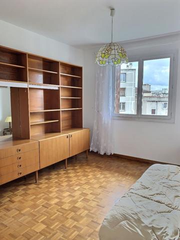 A louer un appartement de type 4 meublé à Marseille 13004 Quartier CINQ AVENUES