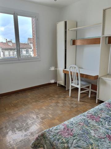 A louer un appartement de type 4 meublé à Marseille 13004 Quartier CINQ AVENUES