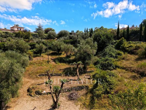 Terrain à bâtir avec vue panoramique dans le secteur de Castellaras