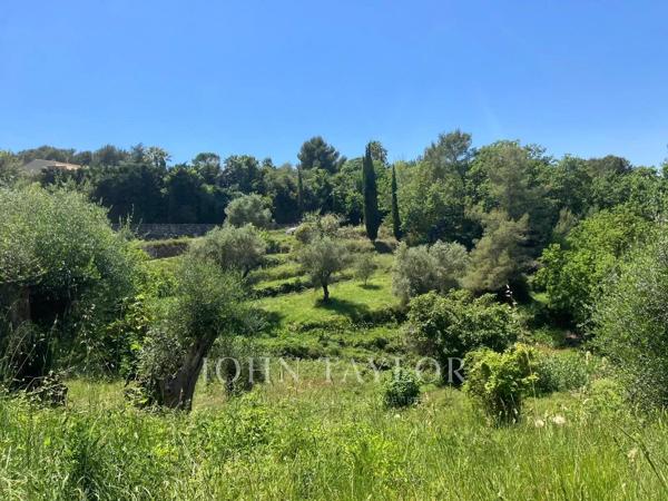 Terrain à bâtir avec vue panoramique dans le secteur de Castellaras