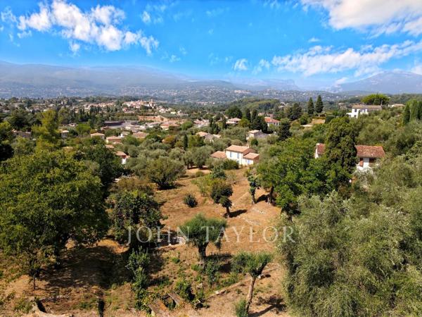 Terrain à bâtir avec vue panoramique dans le secteur de Castellaras