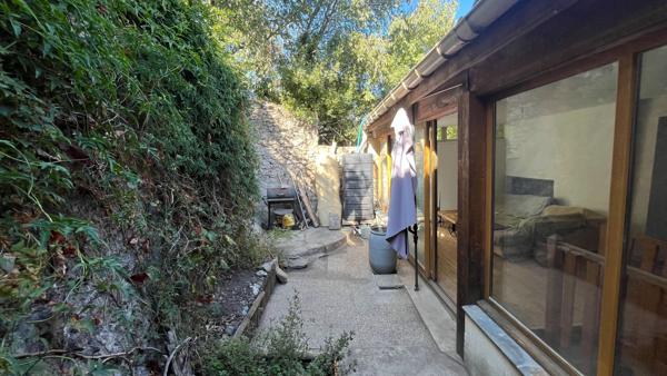Ardèche, Le Pouzin : Maison de village atypique en pierre avec grande cave