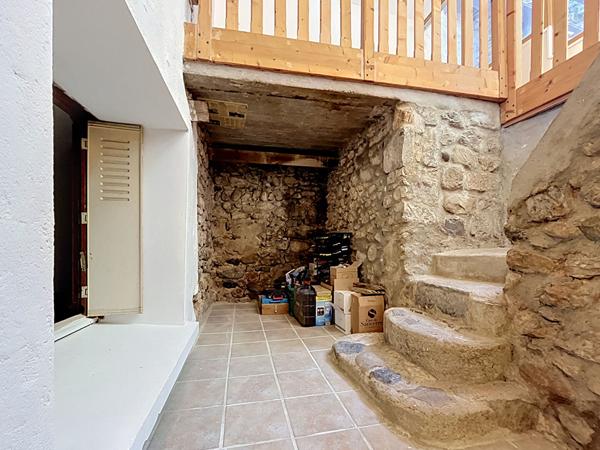 Ardèche, Le Pouzin : Maison de village atypique en pierre avec grande cave