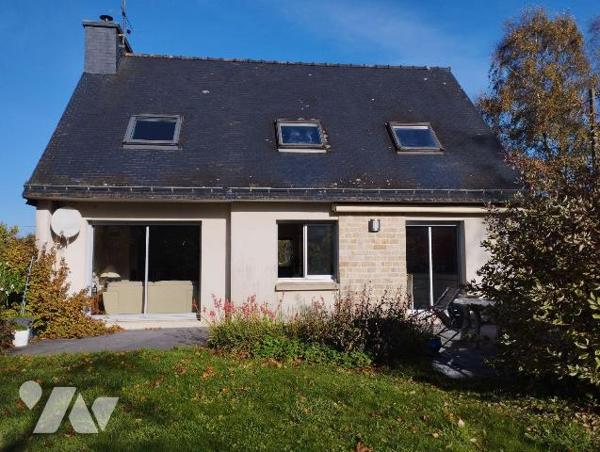 SITUÉE A 3KM DU BOURG DE BANNALEC CETTE MAISON DE 1986 EST AU CENTRE D'UN TERRAIN DE 2440 m² en...