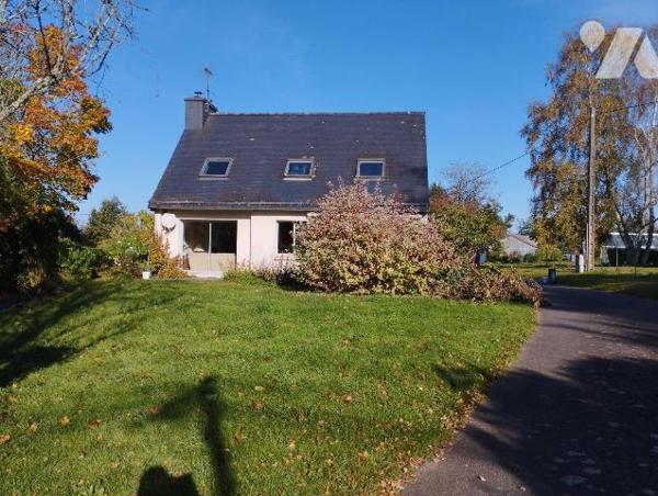 SITUÉE A 3KM DU BOURG DE BANNALEC CETTE MAISON DE 1986 EST AU CENTRE D'UN TERRAIN DE 2440 m² en...