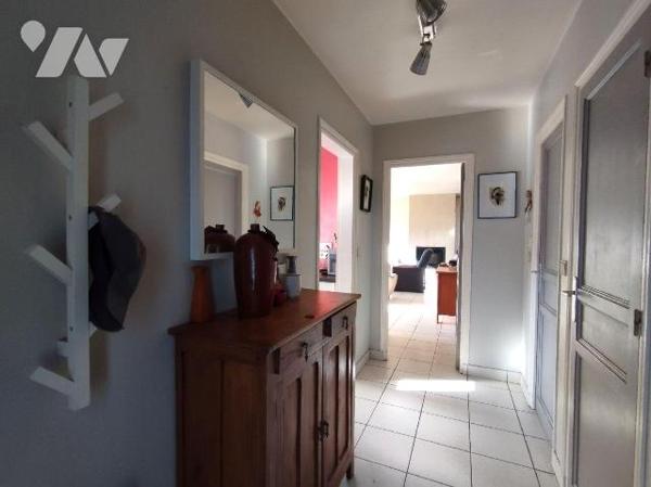 SITUÉE A 3KM DU BOURG DE BANNALEC CETTE MAISON DE 1986 EST AU CENTRE D'UN TERRAIN DE 2440 m² en...