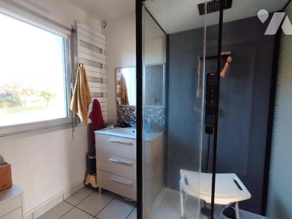 SITUÉE A 3KM DU BOURG DE BANNALEC CETTE MAISON DE 1986 EST AU CENTRE D'UN TERRAIN DE 2440 m² en...