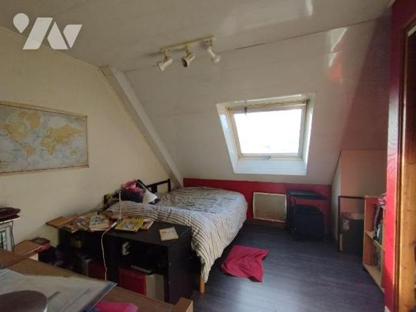 SITUÉE A 3KM DU BOURG DE BANNALEC CETTE MAISON DE 1986 EST AU CENTRE D'UN TERRAIN DE 2440 m² en...