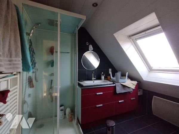 SITUÉE A 3KM DU BOURG DE BANNALEC CETTE MAISON DE 1986 EST AU CENTRE D'UN TERRAIN DE 2440 m² en...